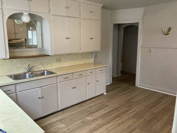 $995 / 2br - 698ft2 - 2 Bedroom, 1 Bathroom Lower Unit in Downtown Duplex with Garage (Eau Claire)63845960128001121