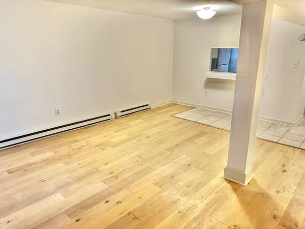 $2,395 / 2br - Capitol Hill Lower Level 2 Bedroom 1 Bath with Private Patio and W/D (Capitol Hill)64040196085123121