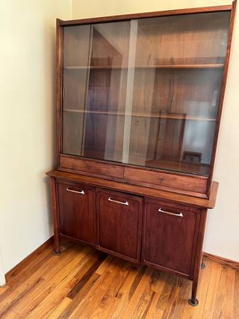 Beautiful Vintage Mid Century Modern China Cabinet 1