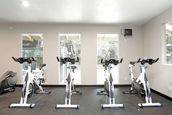 $2,349 / 1br - 790ft2 - 2nd floor, with pool balcony view! Spacious (hayward / castro valley)63826177974017123