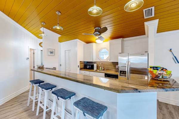 $195 / 2br - Canal-front home with private dock, hot tub, water views, kayaks, & deck (Key Largo, FL)63923415617923124