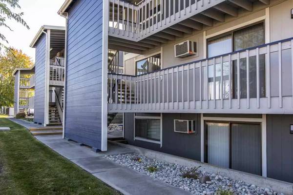 $1,379 / 1br - 576ft2 - Simply breath-taking! Amazing views at The Lakes Apartments (Moses Lake - Montlake Park)63793059880321120