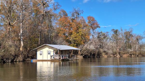 HUNT/FISH Camp Houseboat RENTAL 1
