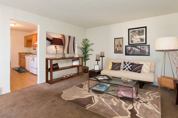$975 / 2br - 695ft2 - Vista Ridge (420 Royalty Pl. #4 Office Fountain, CO 80817)63686797558017121
