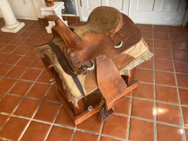 beautiful leather western saddle 1