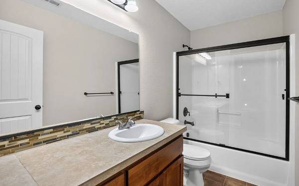 $865 / 2br - This 2 bed / 1.5 bath aparment. (Seattle)64031136403329124