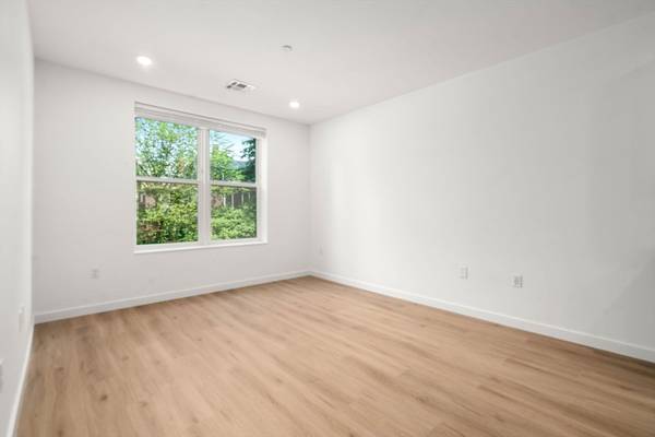 $3,475 / 1br - 640ft2 - Bright in Coolidge Corner w/ Parking & Clubroom - Available Now (Brookline)64294932929537123