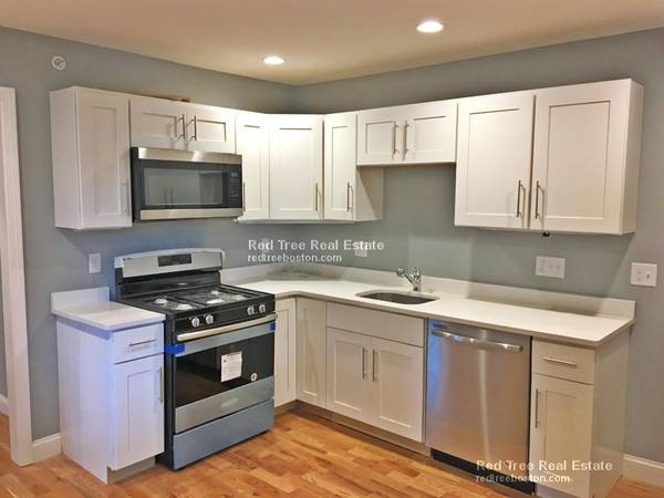 $2,900 / 2br - Renovated 2 bed in Watertown w/ laundry in unit and parking!!63802096963715120