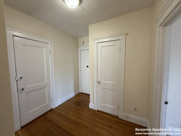 $2,100 / 1br - **BRIGHTON-WASHINGTON ST-1DORMITORIO-CERCA DE COMM AVE, ÁREA LONGWOOD! (Brighton)63863136924931121