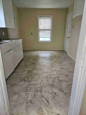 $1050.00 / 2br - 894ft2 - 4833 Johnston64036538627969124
