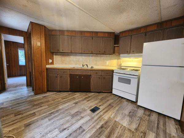 $995 / 2br - 2 BED 2 BATH WITH SCREENED PORCH & 2 STORAGE SHEDS! (Silver Springs)63861744690433123