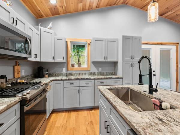 $600,000 / 3br - 1500ft2 - Custom Built Farmhouse Ranch just 3 years old (Fox Creek)64029209503106123