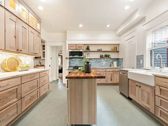 $1,200 / 6br - 170ft2 - Furnished room for professional; 1 month minimum AVAILABLE NOW (Portland Sullivan's Gulch)63956353481858124