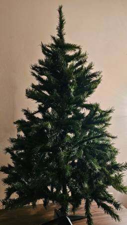 Christmas Tree - 4.5 ft. 1