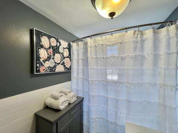$3,000 / 1br - 675ft2 - Coolidge Corner – Heat & HW Incl. in Prime Location! Available Now (Brookline)64213548343555121