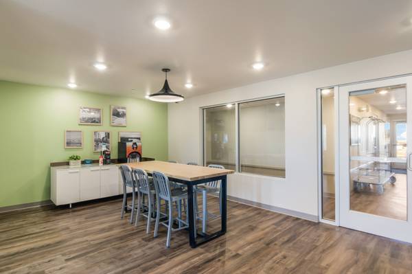$385 / 1br - Low weekly and monthly rates, 4 miles from downtown Elkhart (810 E Windsor Ave, Elkhart, IN)63665977281795120