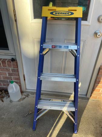 Werner 4 Ft Fiberglass Step Ladder Like New 1