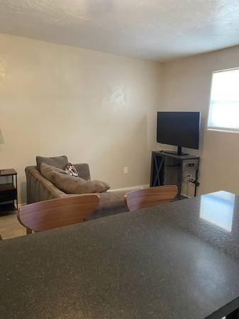 $1,000 / 1br - 500ft2 - Estudio casita recién azulejado y pintado63674964045443123