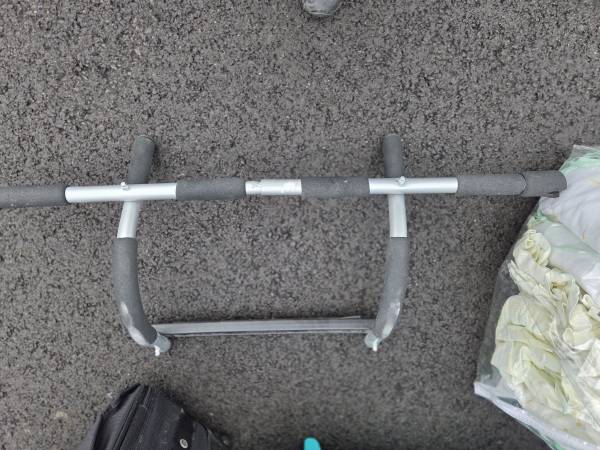 Door jam Pull up bar 1