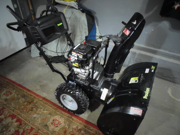POULAN 208CC 30'' SNOW BLOWER 1