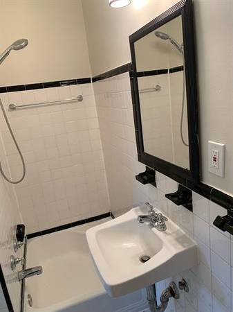 $3,995 / 3br - 2100ft2 - Bright 3-Level End-Unit Townhouse – New Kitchen, Walk to Parks & Metro63822604720641124