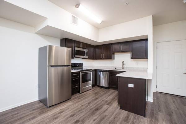 $1,500 / 2br - 959ft2 - Vinyl Plank Flooring, Dishwasher, Basketball Court, Garages Available63829654316675121