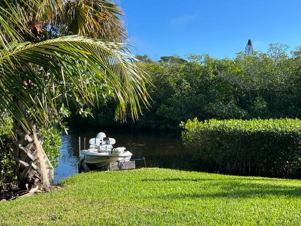 $2,200 / 1br - 1000ft2 - Waterfront  - 1 Bedroom w/floating dock (Stuart- Manatee Pocket)63799685083907121