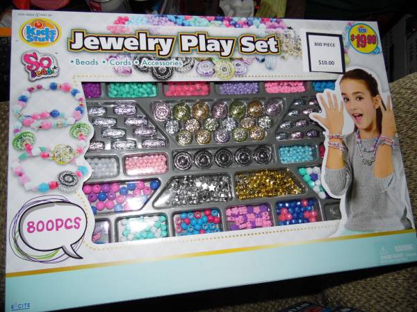 800 Piece Jewelry Playset --New in Box-Half Price-- 1