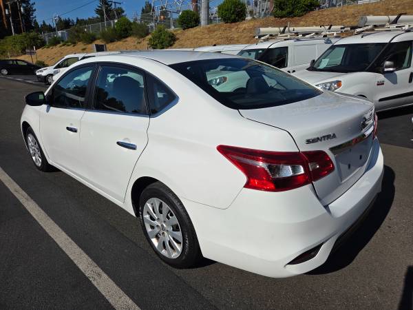 Sedán automático Nissan Sentra 2018 - $7,995 (Bellevue)63622986758275124