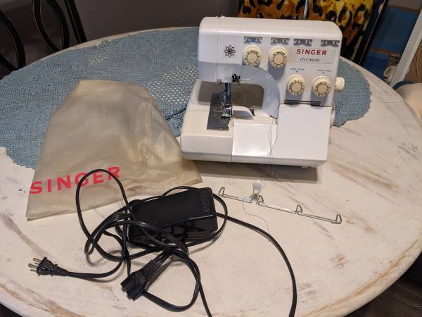 Singer serger / overlock machine 1