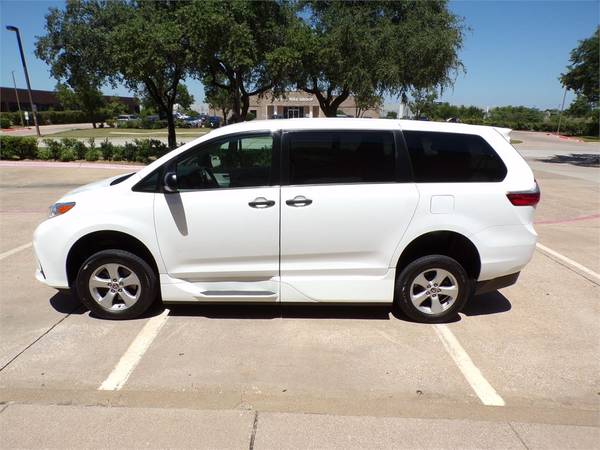 2020 TOYOTA SIENNA HANDICAPPED WHEELCHAIR MOBILITY MANUAL RAMP VAN - $42,500 (Irving, TX)63438947883011124