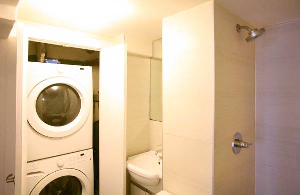 $1,150 Looking for Roommate!Large Duplex! PRIME Greenpoint (greenpoint)64033459170305123