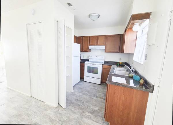 $950 / 2br - MOVE IN READY!!! Bryxtone Apartments (LYNN HAVEN)63910447219330123