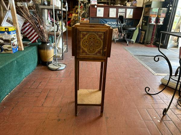 Decorative tiled wood plant stand 1