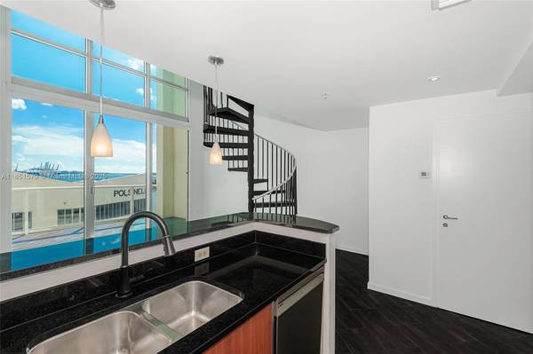 $3,200 / 1br - 762ft2 - Feel the Buzz of Our City from this Waterfront Loft! (Met 1- Downtown)64001844869889122