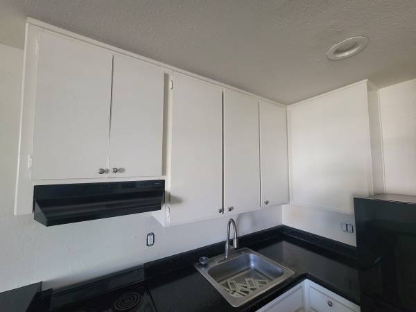 $2,445 Move In Ready Beachside Studio for Rent electricity included with rent (Solana Beach)63866051608067124