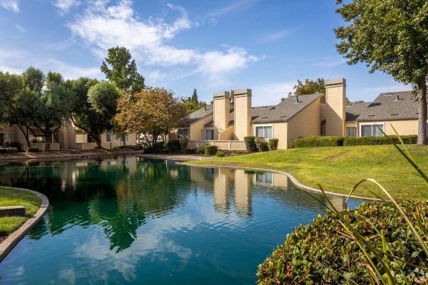 $1,500 / 1br - 642ft2 - Plush Carpeting In Dining Area, Living Room, Hallways, And Bedrooms (Located in Northwest Fresno, Fig Garden loop district.)63798509524611124