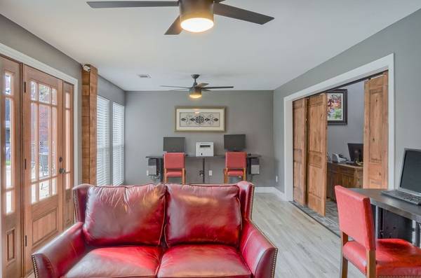 $1,301 / 1br - 754ft2 - Spacious Patios and Balconies, Spacious Closets, Dishwasher (595 S Old Orchard Ln, Lewisville, TX)63796375946883122