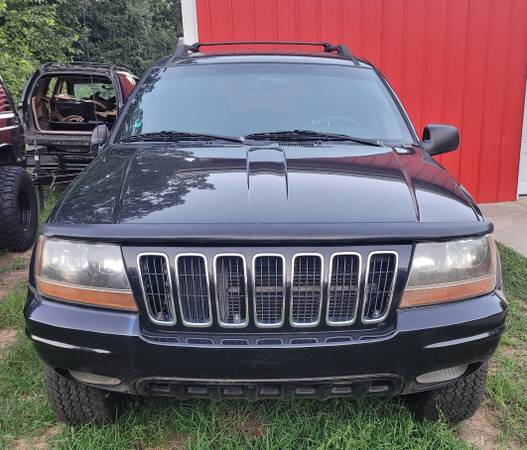 2002 Jeep Grand Cherokee Limited Front Bumper Cover and Grille 1