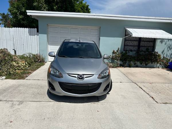 2011 Mazda 2 Sport Excelente estado 127 mil millas Segundo propietario - $4,400 (Lake Worth Beach)63479761649025124