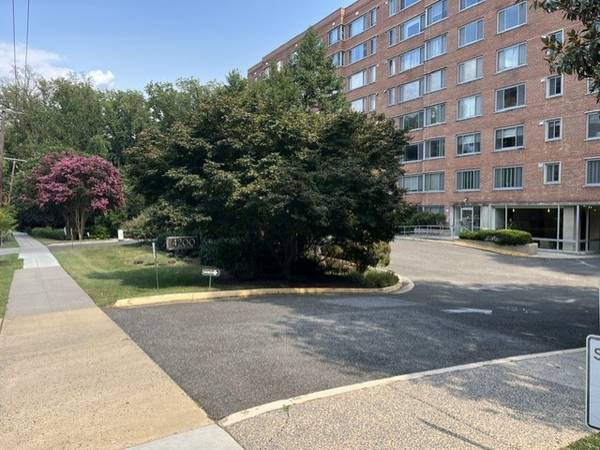 $2,490 / 2br - 950ft2 - AMERICAN UNIVERSITY 2BR w/free utilities and internet. Top floor. (Washington DC)