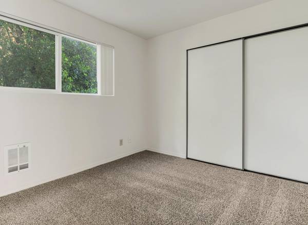 $1,425 / 2br - NO SEC. DEPOSIT - Well Lit with Large Windows | On-site Laundry (Portland)63999452036483123