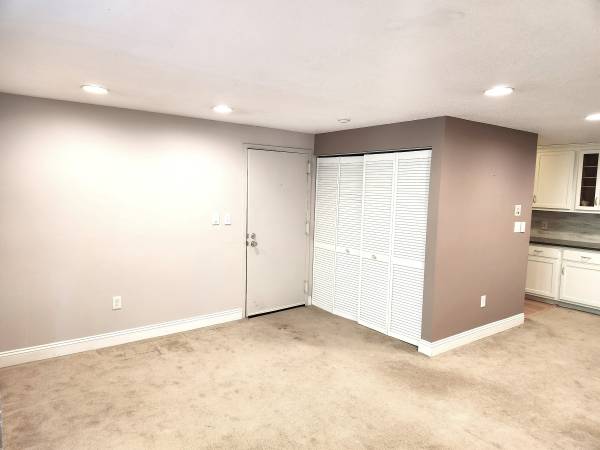 $425,000 / 2br - 925ft2 - Listo para mudarse 2BR/2BA Piso superior Condo con balcón Vistas arboladas Piscina y tenis (Natick)63856338497539124