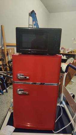 Mini refrigerator and microwave - perfect for dorm 1