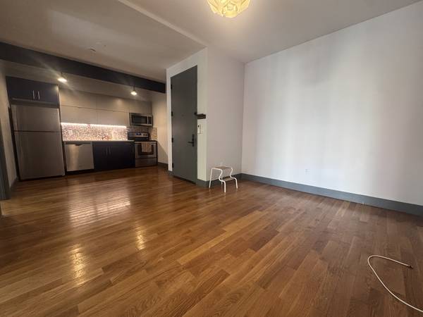 $3,200 / 2br - 🔥 IMPRESIONANTE 🔥 2 HABITACIONES 1 BAÑO 🌟 CON BALCÓN PRIVADO 🌳 MUCHO ESPACIO 🏡 (Bushwick)63945498385795124
