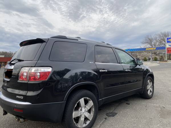 2011 GMC Acadia SLT AWD  low miles 114k - $5,400 (Chicopee)63615767658371123