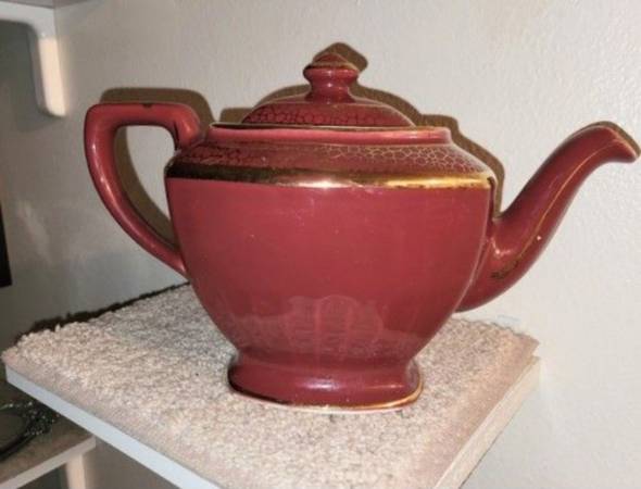 Hall China "Hollywood" Gold Label Teapot 1
