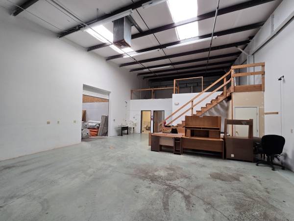 $3,000 / 2200ft2 - Office Warehouse Space for Lease UTILITIES INCLUDED (Santa Fe)63659867349379122