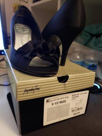 Like New Jacqueline Ferrar Women's 9 1/2 formal shoes / heels 1