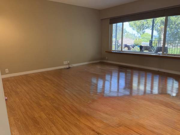 A 1,050 ft² three-bedroom in Metro Vancouver, asking $3,300 a month. The listing mentions 1.5 bathrooms. It leaves 5 obvious questions unanswered, starting with: what floor is it on?
